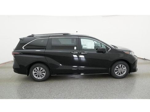 New 2026 Toyota Sienna XLE image 11