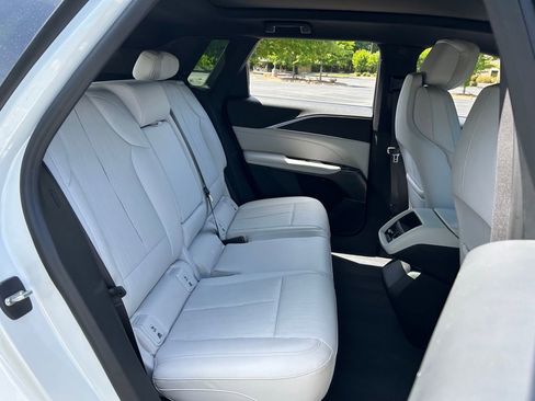Used 2024 Cadillac Lyriq Luxury AWD/4WD image 46