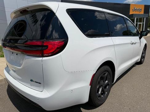 Used 2024 Chrysler Pacifica Limited FWD image 3