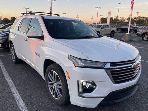 Used 2023 Chevrolet Traverse High Country image 3