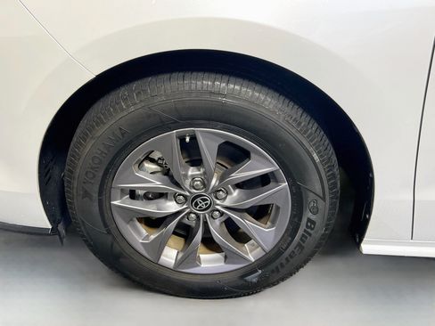 Used 2024 Toyota Sienna XLE FWD image 13