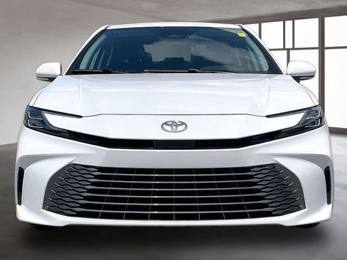 Used 2025 Toyota Camry XLE FWD image 2