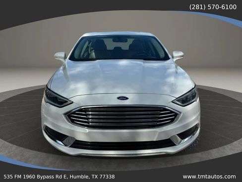 Used 2018 Ford Fusion SE w/ Fusion SE Technology Package FWD image 2