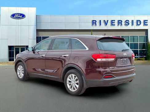 Used 2018 Kia Sorento LX image 4