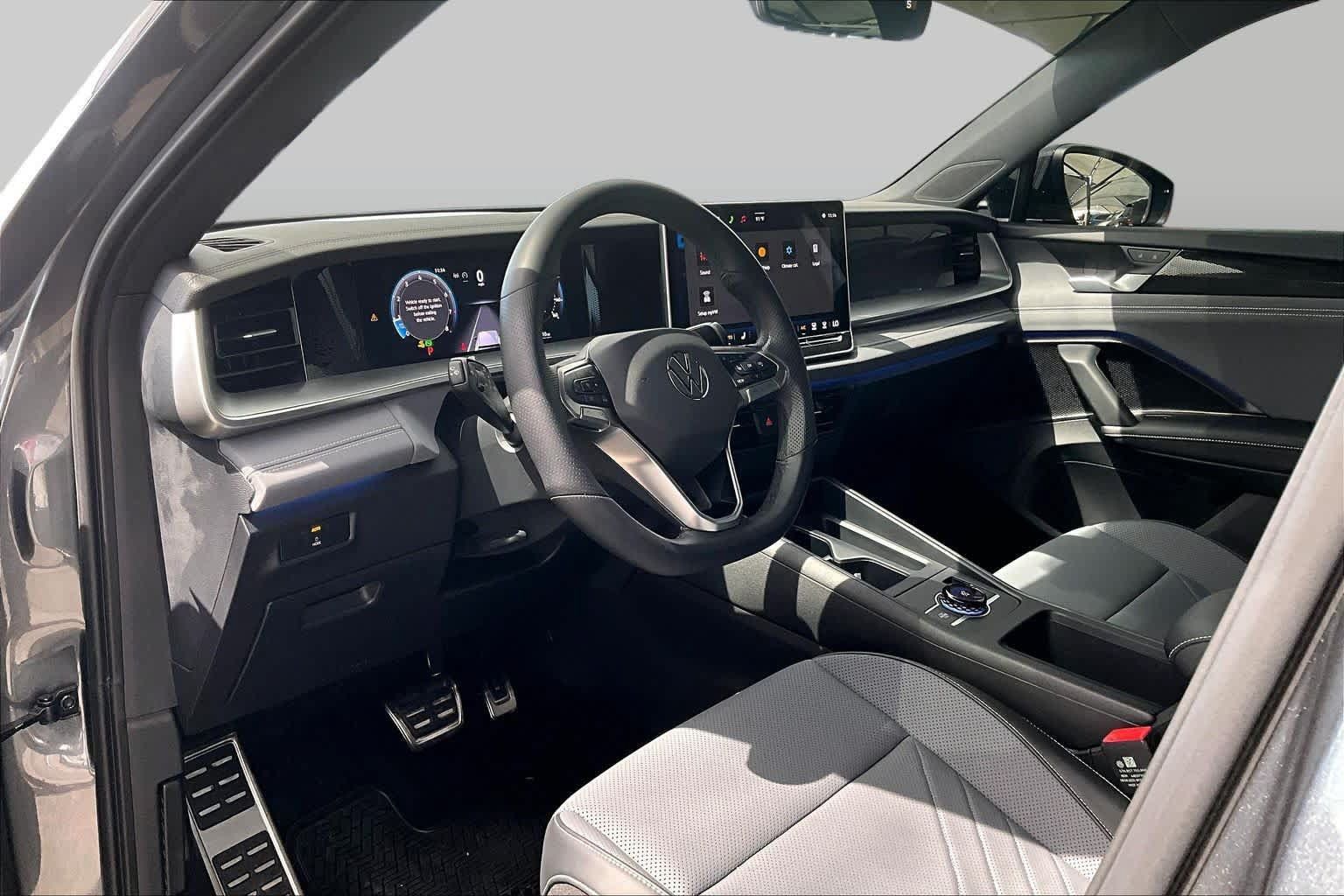 Used 2025 Volkswagen Tiguan SE R-Line FWD image 18