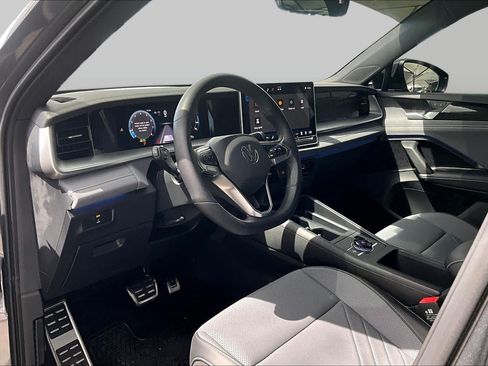 Used 2025 Volkswagen Tiguan SE R-Line FWD image 18