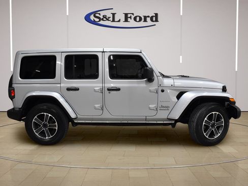 Used 2023 Jeep Wrangler Sahara image 8