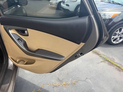 Used 2012 Hyundai Elantra GLS FWD image 12