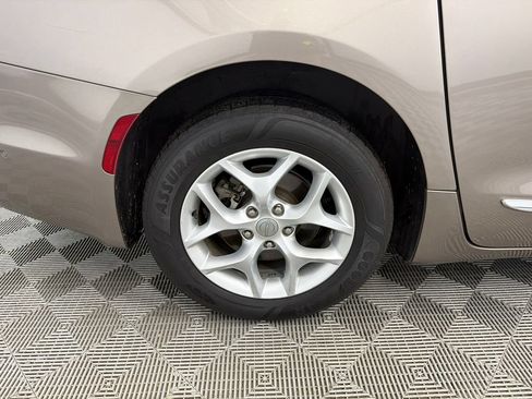 Used 2017 Chrysler Pacifica Touring-L Plus w/ Advanced Safetytec Group FWD image 17