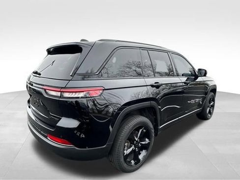 Used 2023 Jeep Grand Cherokee Limited w/ Black Appearance Package image 5