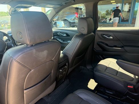 Used 2023 Chevrolet Traverse RS FWD image 11