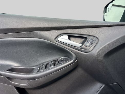 Used 2018 Ford Focus SE w/ SE Appearance Package FWD image 14