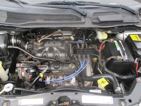 Used 2010 Chrysler Town & Country LX w/ PWR Convenience Group FWD image 12