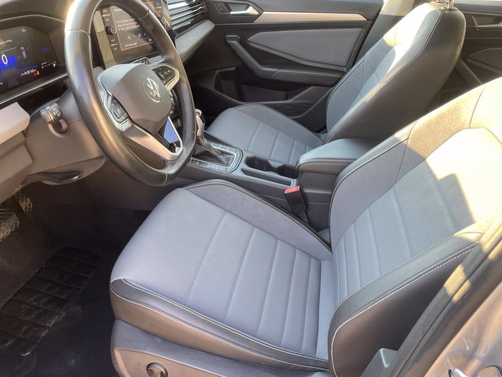 Used 2025 Volkswagen Jetta SE FWD image 9
