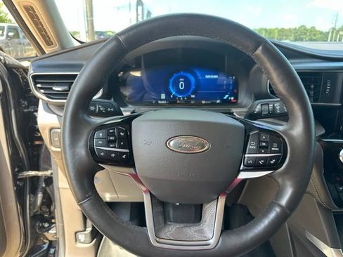 Used 2022 Ford Explorer Platinum w/ Equipment Group 601A AWD/4WD image 14