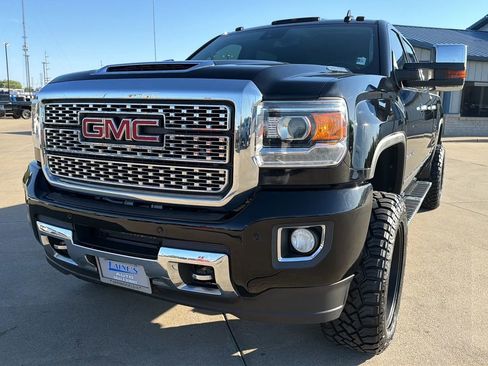 Used 2018 GMC Sierra 2500 Denali w/ Duramax Plus Package AWD/4WD image 2