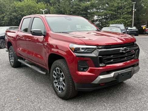 Used 2025 Chevrolet Colorado Z71 w/ Z71 Convenience Package 2 AWD/4WD image 3