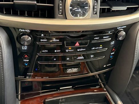 Used 2019 Lexus LX 570 4WD w/ Luxury Package image 23