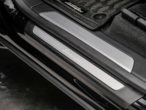Used 2022 Lamborghini Urus AWD/4WD image 42