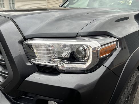 Used 2023 Toyota Tacoma TRD Off-Road image 9