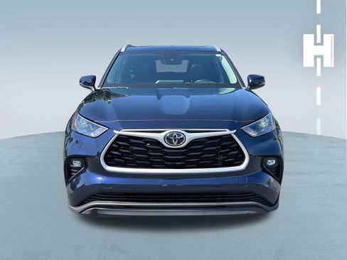 Used 2023 Toyota Highlander XLE FWD image 2