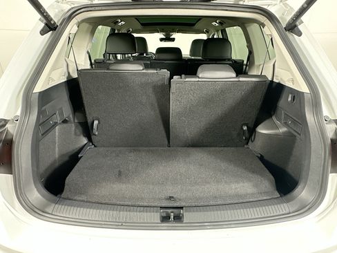 Used 2022 Volkswagen Tiguan SE w/ Panoramic Sunroof Package FWD image 30