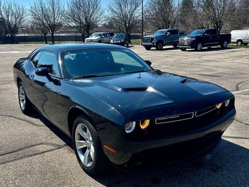 Used 2022 Dodge Challenger SXT image 4