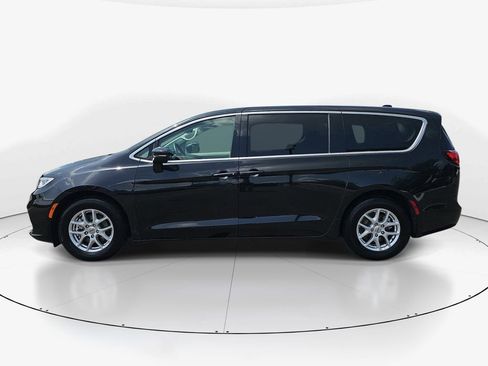 Used 2023 Chrysler Pacifica Touring-L FWD image 10