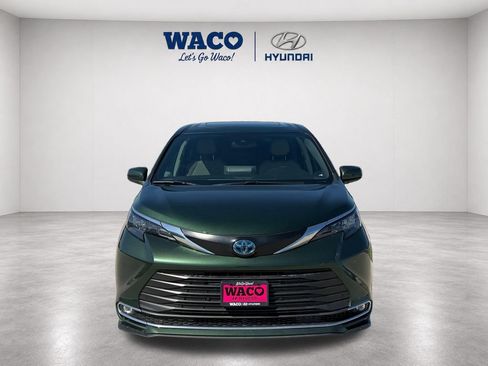 Used 2024 Toyota Sienna XLE FWD image 3