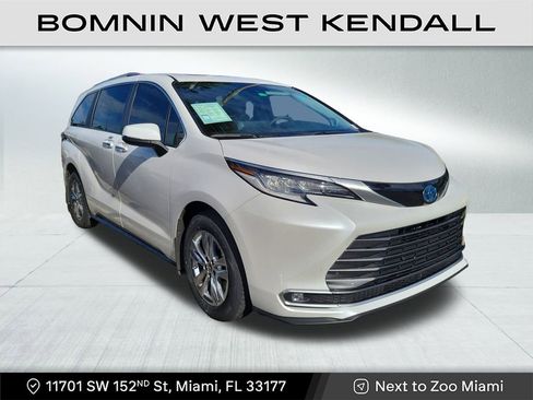 Used 2024 Toyota Sienna Limited image 1
