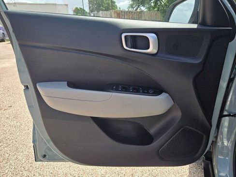 Used 2025 Hyundai Venue SEL FWD image 13