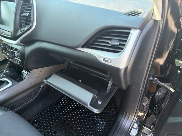 Used 2018 Jeep Cherokee Latitude Plus w/ Cold Weather Group AWD/4WD image 33