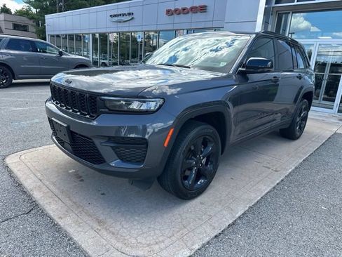 Used 2023 Jeep Grand Cherokee Altitude AWD/4WD image 3