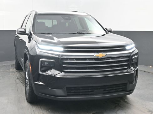 Used 2025 Chevrolet Traverse LT image 3