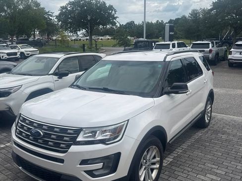 Used 2017 Ford Explorer XLT FWD image 1