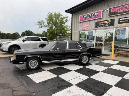 Used 1991 Ford LTD Crown Victoria RWD image 2