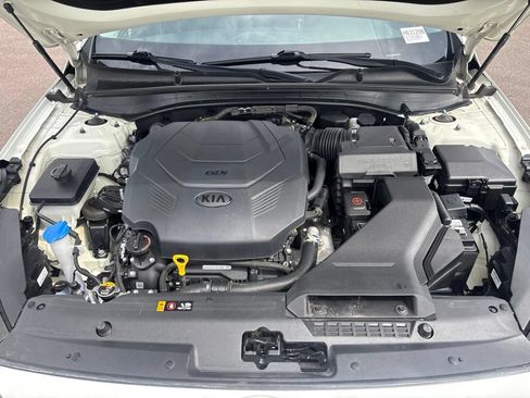 Used 2017 Kia Cadenza Premium w/ Luxury Package FWD image 33