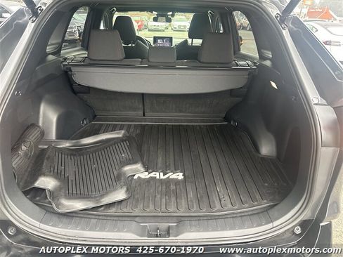 Used 2023 Toyota RAV4 SE image 11