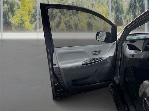 Used 2018 Toyota Sienna LE FWD image 20