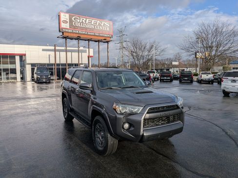 Used 2019 Toyota 4Runner TRD Off-Road image 2