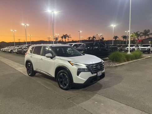 Used 2024 Nissan Rogue SV image 2