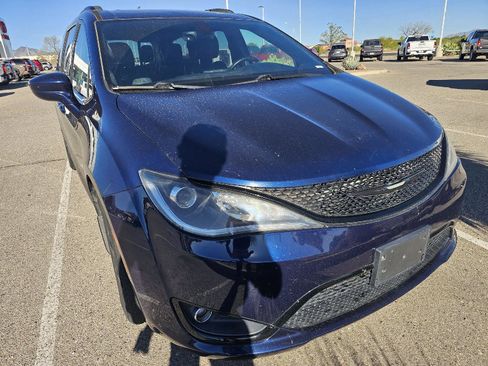 Used 2018 Chrysler Pacifica Touring-L Plus image 12