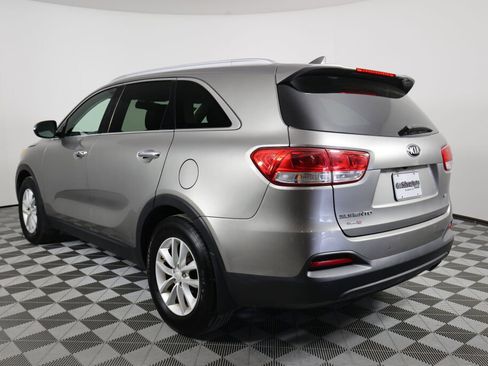 Used 2017 Kia Sorento FWD w/ LX Convenience Package image 4