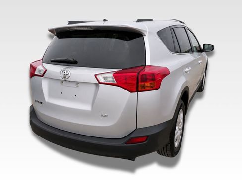 Used 2015 Toyota RAV4 LE FWD image 4