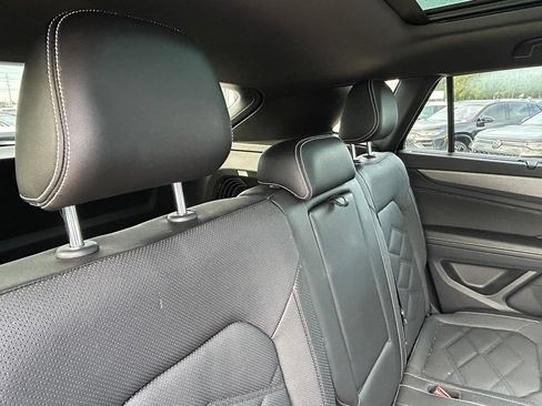 Certified 2024 Volkswagen Atlas Cross Sport SE w/ Panoramic Sunroof Package FWD image 40