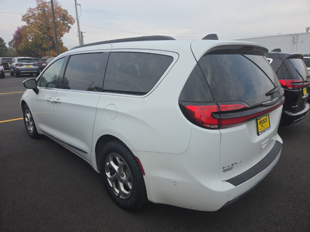 Used 2023 Chrysler Pacifica Limited FWD image 2