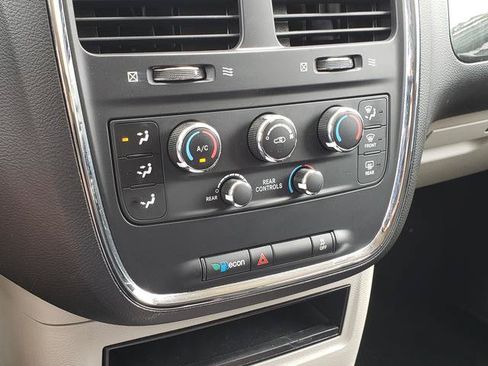Used 2018 Dodge Grand Caravan SE w/ UConnect Hands-Free Group FWD image 22