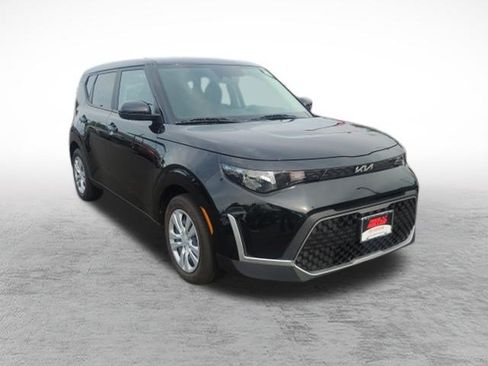 Used 2023 Kia Soul LX FWD image 3