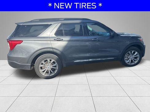 Used 2023 Ford Explorer XLT w/ Equipment Group 202A image 3