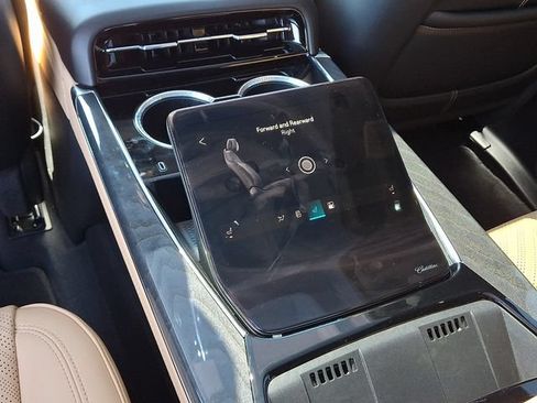 Certified 2025 Cadillac Escalade IQ Luxury 2 AWD/4WD image 9